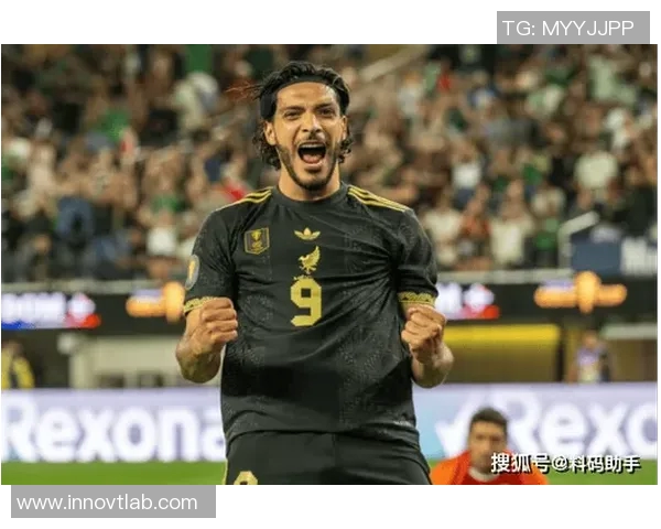 足球明星劳尔的妻子美丽瞬间大揭秘，看看她的魅力与风采如何吸引众人目光