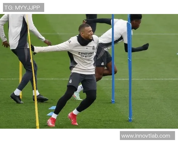 足球明星简易版视频揭秘他们的训练日常与场上精彩瞬间