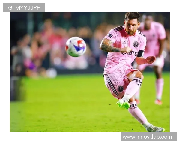 梅西背影手绘艺术作品展现足球传奇的优雅与力量